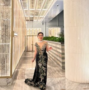 Nia Daniati Instagram - Selamat Sore Sahabat”” IG Kesayangan Selamat Ber aktifitas… Gown ini Suka bangets 😍🙏Terima Kasih @kopaka.bridal koko KeSayangan…. Sukses terus 💖