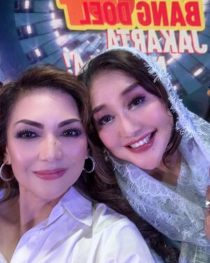 Nia Daniati Instagram - Selamat Ulang Tahun mas @si.rano 🎂💐😇🎂Barakallah Fii Umrik … Semoga Sukses dalam Pilkada CaWaGuB DKI jakarta amiiiin yra 😇💖 @dewiranokarno Sukses ya acara nya 💖💐