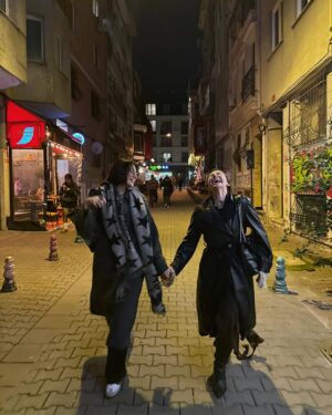 Nilsu Yılmaz Instagram - Aynı frekansta kaybolmuş iki kişi. 
Merhaba lütfen çift ses okuyun. 
Nasılsın arkadaş ? Kaç hayalin birleşimi bir tam kahkaha eder ? 
Geceleri saçlarımı örüyorum, geleceğe, boğum boğum. 
Öyle kolay kolay bitmez geceler ama geleceğe yatılan düşlerde. Ben senin saçlarından salıncaklar kuruyorum uçurum ağızlarına, birlikte el ele oyun oynayalım diye…
Oyun arkadaşım bir çıtır hayat ortağım. Şapkamın altına gizledim seni satır satır yazıyorum. Hayatta bir şahidin var merceğimden yansıyan. Aynı yıldızın altında dilek tutup bir muma nefes vermişliğimiz var. Göğe yükselen ışığımı ateşiyle , yanmadan avuç içlerim, saklamayı sen öğrettin. Umudumu da sana fısıldadım sırlarımın anahtarı da yüreğinde kilitli. Sen kız kardeş; Bugünüm de yarınımda hayatın en bilinmez güzelliklerinde , belli ki zamanın da ötesine geçip sen hep yanımda olacaksın! 
Seni seviyorum 
🎀🧘🏻‍♀️🫧✨🌻💖