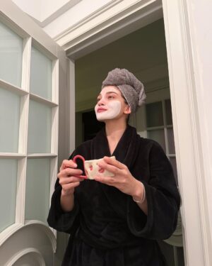 Nilsu Yılmaz Instagram - Aynı frekansta kaybolmuş iki kişi. 
Merhaba lütfen çift ses okuyun. 
Nasılsın arkadaş ? Kaç hayalin birleşimi bir tam kahkaha eder ? 
Geceleri saçlarımı örüyorum, geleceğe, boğum boğum. 
Öyle kolay kolay bitmez geceler ama geleceğe yatılan düşlerde. Ben senin saçlarından salıncaklar kuruyorum uçurum ağızlarına, birlikte el ele oyun oynayalım diye…
Oyun arkadaşım bir çıtır hayat ortağım. Şapkamın altına gizledim seni satır satır yazıyorum. Hayatta bir şahidin var merceğimden yansıyan. Aynı yıldızın altında dilek tutup bir muma nefes vermişliğimiz var. Göğe yükselen ışığımı ateşiyle , yanmadan avuç içlerim, saklamayı sen öğrettin. Umudumu da sana fısıldadım sırlarımın anahtarı da yüreğinde kilitli. Sen kız kardeş; Bugünüm de yarınımda hayatın en bilinmez güzelliklerinde , belli ki zamanın da ötesine geçip sen hep yanımda olacaksın! 
Seni seviyorum 
🎀🧘🏻‍♀️🫧✨🌻💖