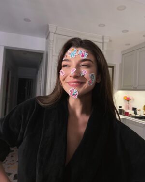 Nilsu Yılmaz Instagram - Aynı frekansta kaybolmuş iki kişi. 
Merhaba lütfen çift ses okuyun. 
Nasılsın arkadaş ? Kaç hayalin birleşimi bir tam kahkaha eder ? 
Geceleri saçlarımı örüyorum, geleceğe, boğum boğum. 
Öyle kolay kolay bitmez geceler ama geleceğe yatılan düşlerde. Ben senin saçlarından salıncaklar kuruyorum uçurum ağızlarına, birlikte el ele oyun oynayalım diye…
Oyun arkadaşım bir çıtır hayat ortağım. Şapkamın altına gizledim seni satır satır yazıyorum. Hayatta bir şahidin var merceğimden yansıyan. Aynı yıldızın altında dilek tutup bir muma nefes vermişliğimiz var. Göğe yükselen ışığımı ateşiyle , yanmadan avuç içlerim, saklamayı sen öğrettin. Umudumu da sana fısıldadım sırlarımın anahtarı da yüreğinde kilitli. Sen kız kardeş; Bugünüm de yarınımda hayatın en bilinmez güzelliklerinde , belli ki zamanın da ötesine geçip sen hep yanımda olacaksın! 
Seni seviyorum 
🎀🧘🏻‍♀️🫧✨🌻💖