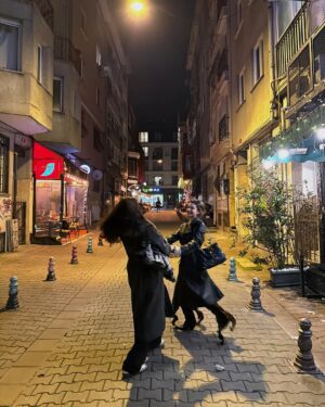 Nilsu Yılmaz Instagram - Aynı frekansta kaybolmuş iki kişi. 
Merhaba lütfen çift ses okuyun. 
Nasılsın arkadaş ? Kaç hayalin birleşimi bir tam kahkaha eder ? 
Geceleri saçlarımı örüyorum, geleceğe, boğum boğum. 
Öyle kolay kolay bitmez geceler ama geleceğe yatılan düşlerde. Ben senin saçlarından salıncaklar kuruyorum uçurum ağızlarına, birlikte el ele oyun oynayalım diye…
Oyun arkadaşım bir çıtır hayat ortağım. Şapkamın altına gizledim seni satır satır yazıyorum. Hayatta bir şahidin var merceğimden yansıyan. Aynı yıldızın altında dilek tutup bir muma nefes vermişliğimiz var. Göğe yükselen ışığımı ateşiyle , yanmadan avuç içlerim, saklamayı sen öğrettin. Umudumu da sana fısıldadım sırlarımın anahtarı da yüreğinde kilitli. Sen kız kardeş; Bugünüm de yarınımda hayatın en bilinmez güzelliklerinde , belli ki zamanın da ötesine geçip sen hep yanımda olacaksın! 
Seni seviyorum 
🎀🧘🏻‍♀️🫧✨🌻💖
