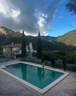 Nina Kaiser Instagram - Anzeige / Danke @airbnb für diese feine Woche!
Haben in diesem krassen Haus auf Mallorca ganz ungestört am Album arbeiten können, gut gegessen und die Sonne genossen. 🌞  #TravelWithAirbnb #HomeAwayFromHome