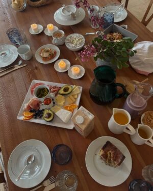 Nina Kaiser Instagram - Anzeige / Danke @airbnb für diese feine Woche!
Haben in diesem krassen Haus auf Mallorca ganz ungestört am Album arbeiten können, gut gegessen und die Sonne genossen. 🌞  #TravelWithAirbnb #HomeAwayFromHome