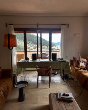 Nina Kaiser Instagram - Anzeige / Danke @airbnb für diese feine Woche!
Haben in diesem krassen Haus auf Mallorca ganz ungestört am Album arbeiten können, gut gegessen und die Sonne genossen. 🌞  #TravelWithAirbnb #HomeAwayFromHome