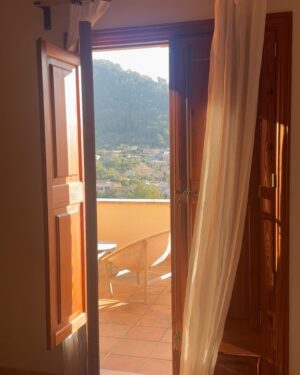 Nina Kaiser Instagram - Anzeige / Danke @airbnb für diese feine Woche!
Haben in diesem krassen Haus auf Mallorca ganz ungestört am Album arbeiten können, gut gegessen und die Sonne genossen. 🌞  #TravelWithAirbnb #HomeAwayFromHome