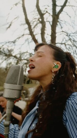 Nina Kaiser Instagram - UNSICHER garden session JETZT ÜBERALL DRAUSSEN YIPPIEEE!! 🌺🌷🥀🌻🌸