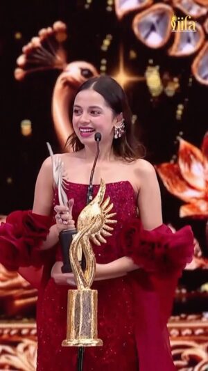 Nitanshi Goel Instagram - My first IIFA Best Actress Leading Role for my debut movie Laapataa Ladies♥️
Still sinking in…this moment, this feeling, this love🫶🏻✨ 
Never thought I’d be standing here, holding this, living this dream. 💫

Thank you @iifa for giving hope to many more dreamers like me! 
On to more dreams. 🎬💛

Thankyou @raodyness mam for giving wings to me🌹💫
Thankyou @aamirkhanproductions 🤍@officialjiostudios #JyotiDeshpande mam🤍

#IIFA2025 #RajasthanTourism #IIFAJaipur #NEXA #CreateInspire #SobhaxIIFA #Phool #BestActress #nitanshigoel