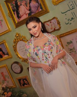Noha Nabil Instagram - كل عام و إنتي بنتي و إختي و صديقتي و قطعة من روحي 
كل عام و إنتي ماخذة قلبي و ضي عيني 
الله يحفظج و يبلغني فيج و باخوانج 🌸
مجموعتنا الجديدة من #نهى_نبيل_بيوتي هديتي لدانة قلبي 
تلاقونها حصريا على موقعنا 
@nohanabilbeauty