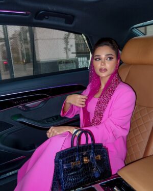 Noha Nabil Instagram - وش أحلى من لون الورد الطائفي لحضور ليلة عطرية بامتياز ؟🌸

A whole new level of Elegance @darnoor 🌸