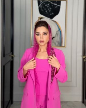 Noha Nabil Instagram - وش أحلى من لون الورد الطائفي لحضور ليلة عطرية بامتياز ؟🌸

A whole new level of Elegance @darnoor 🌸