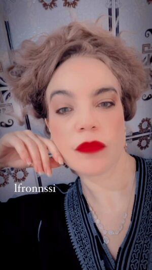Noufissa Benchehida Instagram - #🎧 #🎤 #✍🏻 @noufissabenchehida_  lfronnssi