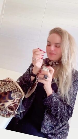 Noufissa Benchehida Instagram - Le BEAU-TOX Le voyage de SARA en 80’s. Épisode 3 Le chirurgien esthétique