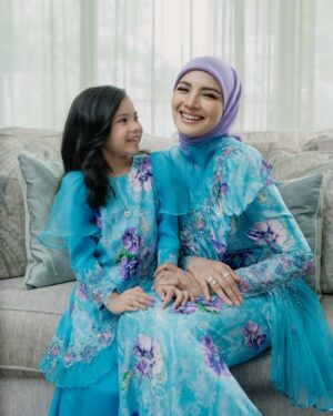 Nur Fazura Instagram - Selamat Hari Raya Aidilfitri. Ampun Maaf Zahir dan Batin dari kami berdua, Fazura dan Fatima. 🙏🏻🌙🤍✨

#mommy #daughter @nurfatimaisya