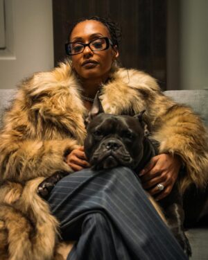 Nura Habib Omer Instagram - Ich spiele morgen am 27.03 einen kleinen Gig in BERLIN & verlose 10 Gästeliste Plätze an Leute die super Stimmung machen & textsicher sind 🥰 Bestechlich sind @chilimausberlin & ich auch also versucht euer Glück 🍀 📸 @beastarproductions