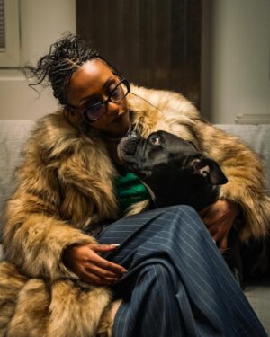 Nura Habib Omer Instagram - Ich spiele morgen am 27.03 einen kleinen Gig in BERLIN & verlose 10 Gästeliste Plätze an Leute die super Stimmung machen & textsicher sind 🥰 Bestechlich sind @chilimausberlin & ich auch also versucht euer Glück 🍀 📸 @beastarproductions