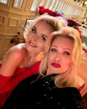 Olesya Sudzilovskaya Instagram - Таким веселым и теплым получилось празднование дня рождения роскошной и  талантливой  девочки Полины!🎂🎉💃🏼😉@gagara1987  Еще раз с твоим днем, красота! Вдохновленной, влюблённой и любимой будь!🌺 #деньрождения #полинанагарина #happybirthday #олесясудзиловская #актриса #olesyasudzilovskaya #actress