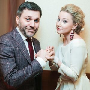 Olga Medynich Instagram - 9 лет Джемал  Джемалович 😵‍💫 Когда я познакомилась с тобой ВООБЩЕ не знала , что существует это имя 🤣🤣❤️❤️ а теперь не понимаю как тебя можно было назвать по другому 🤷‍♀️ едем дальше, чешем спины ❤️ и мечтаем #мнехорошорядомстобой #медыничольга #джемалтетруашвили #9 #ахэтасвадьба