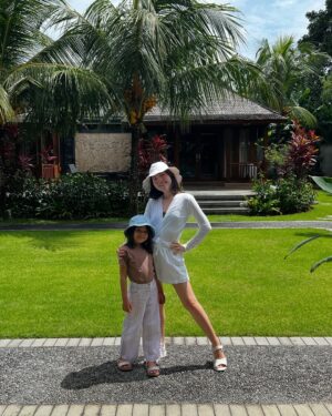 Olivia Jensen Instagram - Selamat merayakan Idul Fitri teman-teman dan keluarga Mohon Maaf Lahir & Batin Semuanyaa 🙏🏻 Love OJ