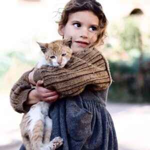 Ouidad Elma Instagram - Sacred creatures sacred creatures sacred ♾️ 
🤍During Ramadan, we are reminded to show extra compassion to all living things. 🩷
Precious moments such as these remind us to reflect and give, especially during the holy month. 💕🩷🐾

But these good habits of respecting and caring for animals should continue throughout our lives. It is the foundation of harmony. And our duty as human beings. 

Help a stray cat or dog today 🥰 🐱🐶