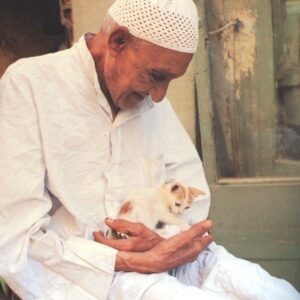 Ouidad Elma Instagram - Sacred creatures sacred creatures sacred ♾️ 
🤍During Ramadan, we are reminded to show extra compassion to all living things. 🩷
Precious moments such as these remind us to reflect and give, especially during the holy month. 💕🩷🐾

But these good habits of respecting and caring for animals should continue throughout our lives. It is the foundation of harmony. And our duty as human beings. 

Help a stray cat or dog today 🥰 🐱🐶
