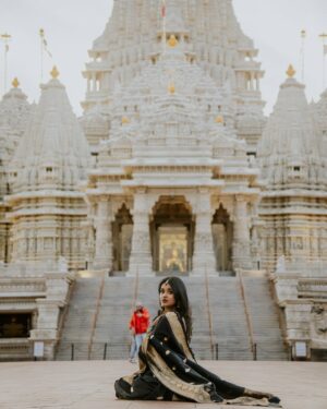 Oviya Santhakumar Instagram - Six yards of elegance, draped in tradition and woven with grace.”
Saree: A timeless symbol of beauty and heritage, flowing with stories of tradition and grace.
Photographed at @akshardhamusa, capturing the serenity and charm of Indian culture.

#SareeLove #IndianHeritage #TraditionalElegance #TimelessBeauty #CulturalGrace #SareeNotSari #templediaries
#SareeNotSari #TimelessTradition 
Pc: @sudhakar_3697 
Saree: @sundari_silks