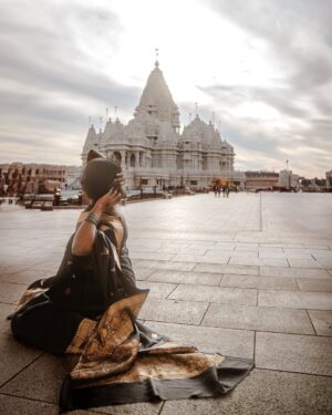 Oviya Santhakumar Instagram - Six yards of elegance, draped in tradition and woven with grace.”
Saree: A timeless symbol of beauty and heritage, flowing with stories of tradition and grace.
Photographed at @akshardhamusa, capturing the serenity and charm of Indian culture.

#SareeLove #IndianHeritage #TraditionalElegance #TimelessBeauty #CulturalGrace #SareeNotSari #templediaries
#SareeNotSari #TimelessTradition 
Pc: @sudhakar_3697 
Saree: @sundari_silks