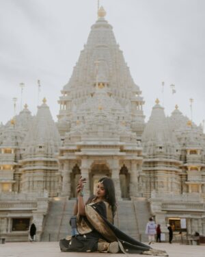 Oviya Santhakumar Instagram - Six yards of elegance, draped in tradition and woven with grace.”
Saree: A timeless symbol of beauty and heritage, flowing with stories of tradition and grace.
Photographed at @akshardhamusa, capturing the serenity and charm of Indian culture.

#SareeLove #IndianHeritage #TraditionalElegance #TimelessBeauty #CulturalGrace #SareeNotSari #templediaries
#SareeNotSari #TimelessTradition 
Pc: @sudhakar_3697 
Saree: @sundari_silks