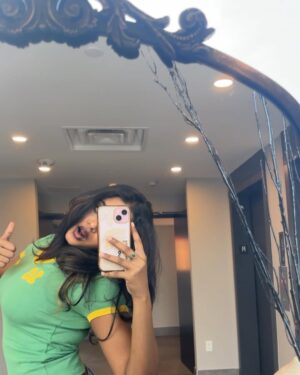 Oviya Santhakumar Instagram - Random shiii🍀