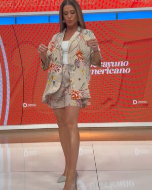 Pamela David Instagram - @ropa__bellaok para este feriado , @milano_store_ gracias a @rickiprensa 🥰🥰🥰🥰🥰. El pelo es de @dipmiriam 🫶🏼🫶🏼🫶🏼🫶🏼el maquillaje de @sabryfossatty 🙌🏼🙌🏼la bijou @almacendeparis .  Todo armado por #lajefa @anibransburg 💪🏼💪🏼💪🏼💪🏼💪🏼💪🏼💪🏼