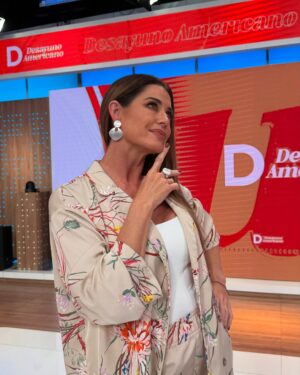 Pamela David Instagram - @ropa__bellaok para este feriado , @milano_store_ gracias a @rickiprensa 🥰🥰🥰🥰🥰. El pelo es de @dipmiriam 🫶🏼🫶🏼🫶🏼🫶🏼el maquillaje de @sabryfossatty 🙌🏼🙌🏼la bijou @almacendeparis .  Todo armado por #lajefa @anibransburg 💪🏼💪🏼💪🏼💪🏼💪🏼💪🏼💪🏼