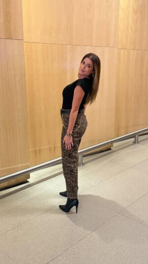 Pamela David Instagram - Muy VIERNES #MiLook 😍 Muy cómoda y sintiéndome linda con @peuquejeans 😍😍😍 Gracias a @rickiprensa el equipo lo armó #lajefa @anibransburg #makeuo @sabryfossatty y peinó @dipmiriam El color y corte para los que preguntan es de @bebesandersok Agradecida de contar con cada un@ de Uds 🫶🏼 #gracias #gracias #gracias  Que tengas un hermoso fin de semana !!!!
