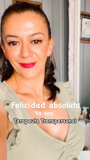 Paola Troncoso Instagram - Gracias, mi Ángel, mi Amor, mi Ser Superior.
Gracias por apoyarme y darme siempre tu aliento para continuar en este camino que por momentos fue duro, pero nunca soltaste mi mano empujándome a seguir adelante, confiando en mí.
Ser Terapeuta Transpersonal requiere de una autoindagación profunda, dolorosa, pero muy necesaria para sanar tus heridas, aprender a amarte, ver la vida con aceptación y agradecimiento, resignificando tu vida.
Esa es la maravilla de la Terapia Transpersonal, que tu terapeuta te acompaña en ese autodescubrimiento, siempre desde el amor y la empatía, porque el camino que tú recorrerás hacia ti mismo, es  el mismo que él hizo y sabe lo duro que es, pero también sabe  lo bello qué encuentras al final de este.  En esta terapia no hay juicios, solo existe la escucha consciente, la compasión, aceptación y lo primordial, Amor pleno por la persona que frente a ti desnuda su alma.
Gracias, gracias, gracias.❤️

Este año continuaré estudiando y formándome para brindar lo mejor de mí como acompañante de tus procesos de crecimiento.
🙏