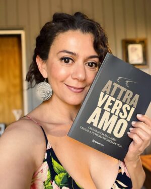 Paola Troncoso Instagram - Muchos me han preguntado por el especialista con el cual realicé mis Regresiones acá les cuento para que lo puedan seguir, es el @oscarmurapsicologo además les quiero contar que hace un tiempo él lanzó este libro llamado ATTAVERSIAMO . Es un libro muy interesante sobre todo para quien está comenzando o quiere comenzar el proceso de conocimiento interior para sanar y comprender el porqué de nuestra vida. Aveces tenemos miedos que ni siquiera sabemos que están ahí, y ellos definen nuestra existencia. Lograr identificarlos es el primer paso para estar mejor y ser felices. Un abrazo para todos!!!!❤️