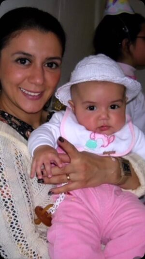 Paola Troncoso Instagram - Feliz Cumpleaños hija de mi corazón… ya son 18 años en los que tú naciste y me diste la dicha de convertirme en madre por primera vez, que felicidad de que me hayas elegido como tu madre en esta experiencia de vida, sin duda seguiremos unidas más allá de esta porque el amor que nos une es eterno. 
Me siento orgullosa de ti y de todo lo que eres, pero nunca olvides que primero y más importante, es que tú te sientas orgullosa de ti.
Te amo con mi alma  Siempre estaré contigo mi amor.❤️
Felices 18 años.❤️❤️❤️❤️❤️