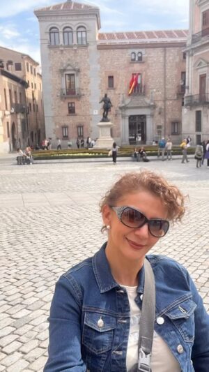 Paola Troncoso Instagram - Que agradecida estoy de la vida, de mi Ser Superior y de mis hermosos seguidores, gracias a su cariño estoy acá. ¿Recuerdan cuando votaron por mi en “El Purgatorio”?… bueno, acá estoy en Madrid, gracias a ese lindo premio que entregaron ustedes ❤️Mil gracias❤️
Levanten la mano los chilenos en España, cuéntenme en qué lugar están.