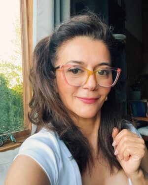 Paola Troncoso Instagram - Na’ que hacer los años pasan y se nota, jajajajaja
También llegó la Presbicia y los lentes con ella, a si que les dejo un dato excelente, en ópticas @opticas.gym Talagante encuentras mucha variedad de marcos y a precios accesibles.
Síguelos en Instagram.
Un abrazo a todos y que tengan una linda tarde.❤️