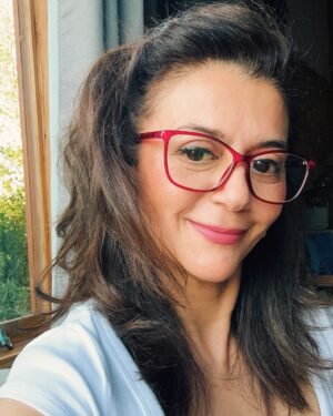 Paola Troncoso Instagram - Na’ que hacer los años pasan y se nota, jajajajaja
También llegó la Presbicia y los lentes con ella, a si que les dejo un dato excelente, en ópticas @opticas.gym Talagante encuentras mucha variedad de marcos y a precios accesibles.
Síguelos en Instagram.
Un abrazo a todos y que tengan una linda tarde.❤️