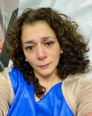 Paola Troncoso Instagram - Esta es la peor foto que publico, pero es mi realidad actual y quiero compartirla porque siento que es necesario. Desde el fin de semana no he estado bien de salud, muchos saben de mi tema de fibromialgia que gracias a dios la he controlado bastante bien, pero ahora se suma una cirugía y problemas de hipertensión muy elevada que me tiene complicada. Muchos saben que la fibromialgia la controlo solo que con meditación y conocimiento espiritual y personal. El problema es que aún sabiendo  muy bien que cambios debo hacer para estar sana y feliz realmente ,me cuesta tanto tomar decisiones aveces, pero como la vida es sabia y te ama, entonces vuele a enfermarte hasta que entiendes que debes hacerlo ya!!. Lo bueno es que aveces nuestro Ser Superior como nos ama tanto y sabe lo difícil que se nos hace cambiar ,nos hace vivir situaciones  tan incomodas y dolorosas e injustas que te obligan a salir de esa zona.
Agradezco a mi cuerpo cada dolor y enfermedad porque me hace tomar conciencia de que es lo que debo fortalecer, lo que debo dejar atrás , o que debo comenzar a hacer para seguir creciendo en mi evolución y apertura de conciencia plena y feliz.
Espero que todos tengamos la posibilidad de entender por que nos enfermamos y que es lo que debemos sanar o arrancar de nuestra vida para hacerlo .
Espero les haga sentido y cuiden de ustedes mismos. Recuerda que la única persona del mundo que estará hasta el último día de tu vida contigo, eres tú.❤️ Gracias a todos mis amigos que me han escrito ,preocupado por mi y pero no siempre estoy en condiciones de responder. @mariajose2978 @flordelizra @juliomilostich.oficial  @merlinatv y muchos más.