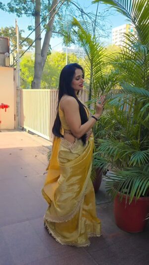Parul Chauhan Instagram - दिल कहता है चल उनसे मिल
उठते हैं कदम रुक जाते हैं
दिल हमको कभी समझाता है

हम दिल को कभी समझाते है

Thank you so much @anamik_creation  for this gold gold sundar saree 😘😘😘😘🥰🥰🥰🥰🥰

📽 @itz__krishhxx__07