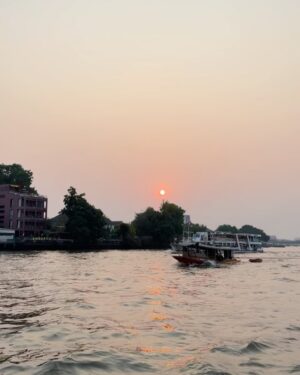 Patcharasri Benjamas Instagram - Bangkok is amazing #bangkok นั่งเรือตอนพระอาทิตย์ตกดีงาม นักท่องเที่ยวเพียบ! กรุงเทพสวยงามมากจริงๆ 😍❤️