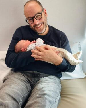 Paula Neves Instagram - Fui tiaaaaaaa!!
Que emoção! Que alegria! 
Bem-vindo ao mundo querido Daniel! ❤️
Parabéns Paulinho e Monika!
