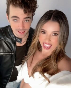 Paulina Goto Instagram - Nadie más, tiene el mapa de mi interior 🗺️💙

no podemos estar más felices de volver a cantar juntos en mi concierto en el Lunario el próximo sábado 5 de Abril 🥰 
¿Y si invitamos a @natdupeyron ?