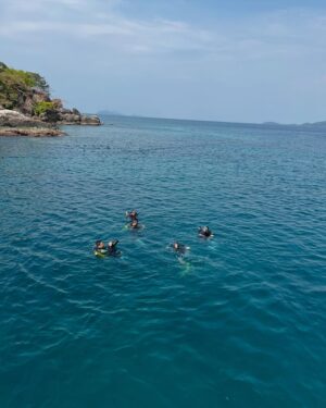 Pichukkana Wongsarattanasin Instagram - 🌴🤿🩵 เจอแล้วววว~ คนที่ตามถ่ายรูปให้บนเรือ ⛴️🌊☀️ ถึงแม้ว่าเค้าจะเมาเรือมากก็ตาม แฮ่ๆ 🩷  @paipartith 🥴🥹😝
