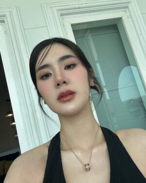 Pinyadar Salinvarradar Instagram - รูปที่ถ่ายขณะเกิดเหตุแผ่นดินไหววันนี้ 1 รูปถ้วน จบ
คือกำลังยืนเซลฟี่อยู่ แล้วรู้สึกวิงเวียน จะเป็นลม หน้าจะมืด
คิดว่าคิดไปเองคนเดียว ชั้นไม่สบายแน่ๆ วันนี้นอนน้อย ตื่นเช้า ความดันต่ำ มึนแดด … มองไปโคมไฟ อ้าวว !! วิ่งงง !
