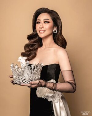 Poppy Capella Instagram - Empowering Women, Inspiring the World - 
Celebrating Beauty , Brains and Heart - 
 #empoweringwomeninspiringchange

Thanks to 
Photo by @riomotret 
Make up by @slamwiyono 
Crown 👑 @ubs.gold