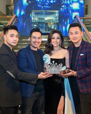 Poppy Capella Instagram - Special thanks to
@riomotret and team
@slamwiyono make up
@nieldimitrij fashion stylist

"Together we stand, united in our mission to empower women and celebrate their beauty, intelligence, and strength 💪🏽👑 #PageantTeam#MissUniverseIndonesia2023 #EmpoweredWomen #RevealingCrownMoments"