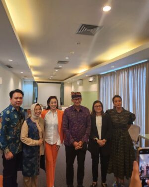 Poppy Capella Instagram - It was an honor for me to be able to meet and explore the posibilities to host Miss Universe in Indonesia with the Minister of Tourism and Creative Economy @sandiuno
What do you think ? Should we do it ? 🤔 @annejkn.official