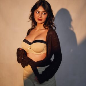 Prakriti Pavani Instagram - honey dipped and sun kissed 

makeup @prismbypriyanka1
hair @hairbyprem
stylist @stylistshikhar
clicked by @saurabh_sonkar 
@backstage_mumbai