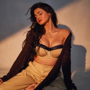 Prakriti Pavani Instagram - honey dipped and sun kissed 

makeup @prismbypriyanka1
hair @hairbyprem
stylist @stylistshikhar
clicked by @saurabh_sonkar 
@backstage_mumbai